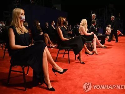 대선 마지막 TV토론장에서 마스크 쓴 멜라니아-이방카