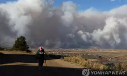 콜로라도 대형 산불에 대피하는 주민