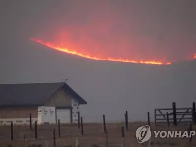 콜로라도주 농장 주변으로 번진 산불