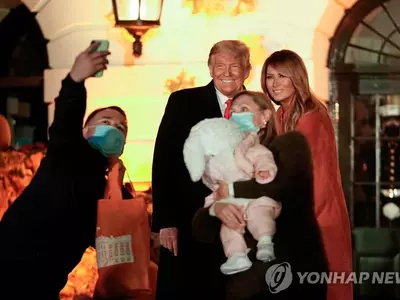 어린이들과 핼러윈 행사 즐기는 트럼프 부부