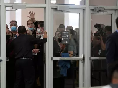 개표소 몰려와 '개표 중단' 시위 벌이는 트럼프 지지자들