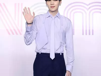 BTS 슈가, 당분간 대부분 활동 중단…어깨 수술 여파