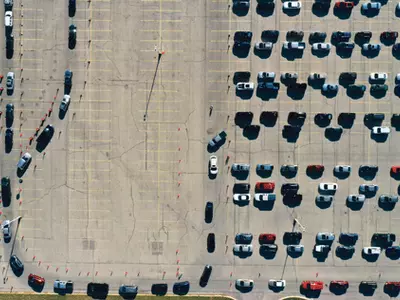 꼬리를 물고 늘어선 드라이브스루 코로나 검사 차량