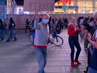 "넌 해고야" 팻말 들고 나온 뉴요커