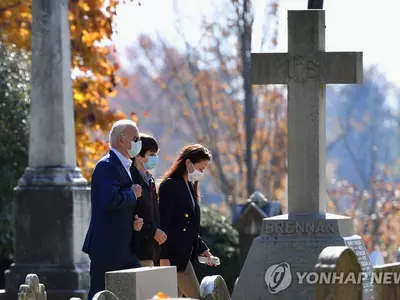 가족과 함께 미사 드리려 성당 도착하는 바이든 당선인