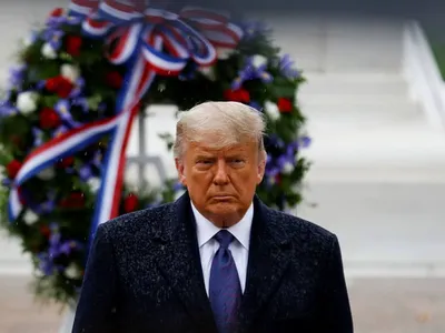 트럼프, 패배 나흘만에 외부 공식 일정…비맞으며 국립묘지 참배