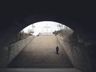 교회를 추모 묘지로 바꾸다니…