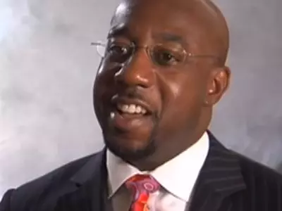 공화당 워녹 후보 18년 전 체포 집중 공격