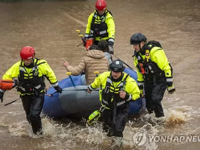 폭풍 '에타' 홍수에서 구조되는 미 노스캐롤라이나 주민