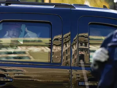 트럼프 지지자 백악관옆 대형집회…트럼프는 차안서 ‘엄지 척’