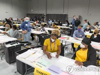 대선 투표용지 재검표 하는 조지아 선거사무원