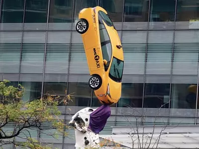 “코로나 대처 마스크 쓰세요”… 아찔한 조각상