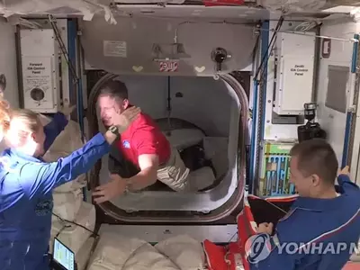 스페이스X 유인우주선·ISS 도킹 후 얼싸안는 우주비행사들