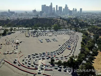 LA 다저스 스타디움에 몰려든 코로나19 수검자 차량