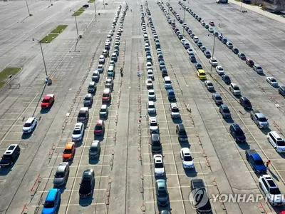 밀워키 코로나19 검사소 앞에 줄 선 차량