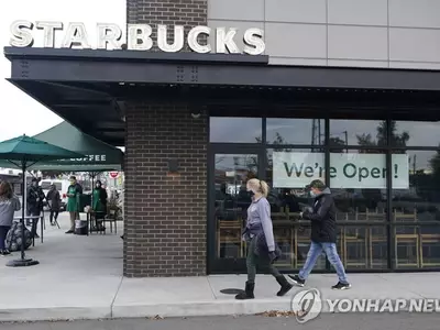 스타벅스, 매장직원들 임금 10% 이상 올린다