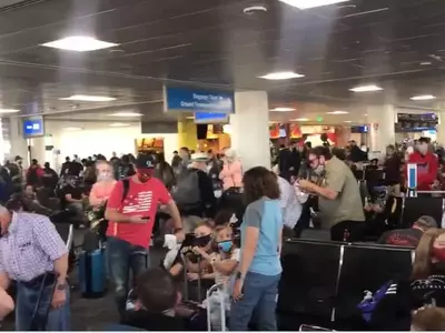 추수감사절 코로나경고에도 공항 북새통…이틀간 200만명 여행