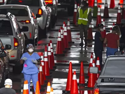 마이애미 드라이브스루 코로나19 검사소에 줄 선 차량