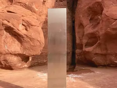 외계 흔적? 예술 작품?… 황야에 의문의 금속기둥 등장