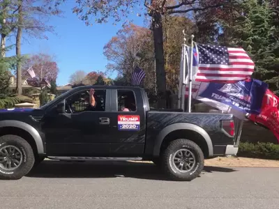 주 내무장관 집 앞에서 ‘선거 불복 시위’