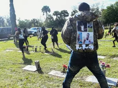 〈플로리다〉 피살된 10대 아들 장례식서 어머니도 총 맞아