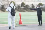 한국 수능시험… 방역복 입고 시험장행