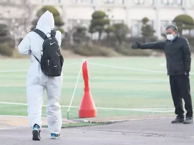 한국 수능시험… 방역복 입고 시험장행