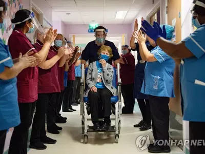 화이자 백신 안전한가…"알레르기 있거나 청소년은 피해야"