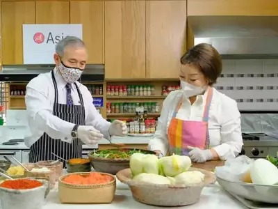 해리스 미대사, 직접 김치 담가…"김치보다 한국다운 것 없어"