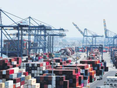 항만에 묶인 장난감 “연말 대목 놓칠라”