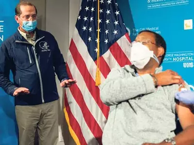 “주사 아팠나요” “전혀요” 1초도 안 걸렸지만 표정엔 만감이