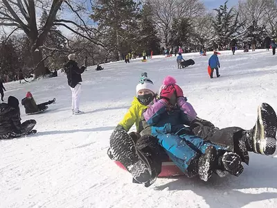 설국으로 변한 북동부… 도심서 즐기는 썰매타기