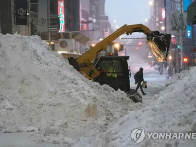 뉴욕시 타임스스퀘어에서 눈더미 치우는 제설차