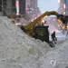 뉴욕시 타임스스퀘어에서 눈더미 치우는 제설차
