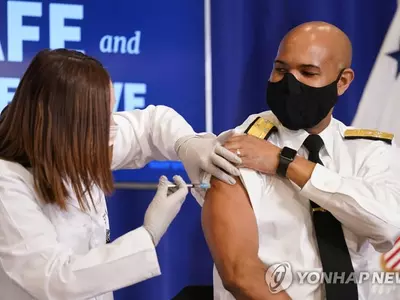 코로나 백신 첫 주 27만명 접종…6명은 알레르기 부작용