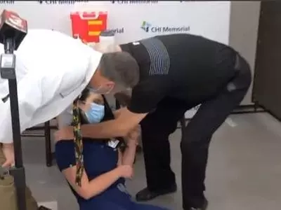 화이자 백신 맞은 간호사, 소감 말하다 "어지럽다" 잠시 실신