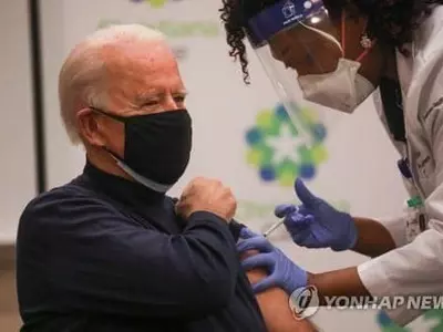 바이든, 화이자 백신 공개 접종…'불신해소' 위해 생중계