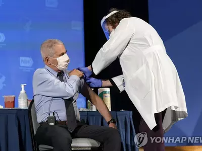 파우치도 백신 공개 접종…"안전·효능 자신, 팬데믹 끝날 것"