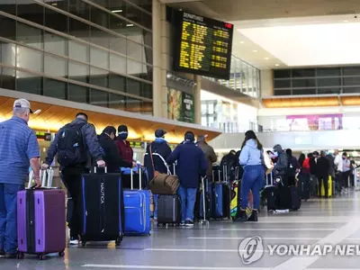 코로나19 확산에도 여행객으로 붐비는 공항