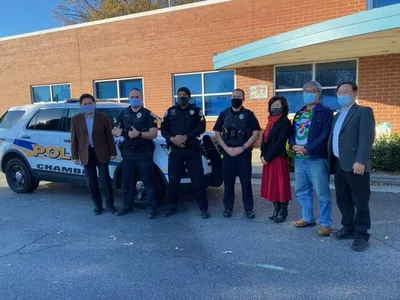 중앙교회 챔블리 경찰에 성탄 선물 전달