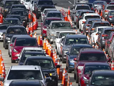 마이애미 코로나19 검사소 앞에 줄 선 차량