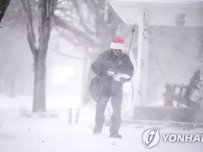 눈보라 뚫고 우편물 배달 나서는 집배원