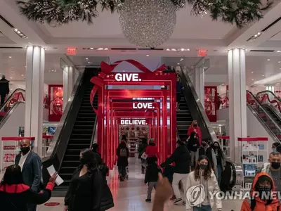 미 쇼핑객들, 연말 대목에 온라인 몰렸다…백화점·의류↓