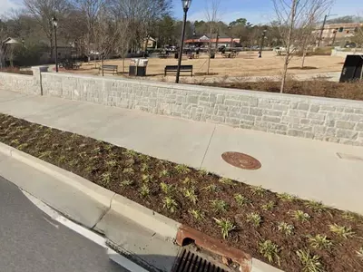 로렌스빌 커브, 도랑, 보도 개선된다