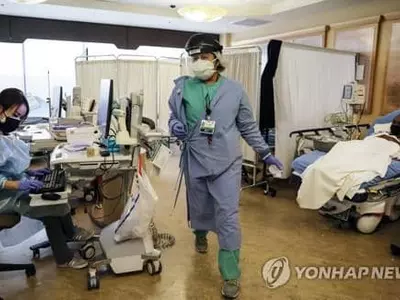 미, 코로나 입원환자 한달째 10만명 웃돌아…항공 승객은 최대