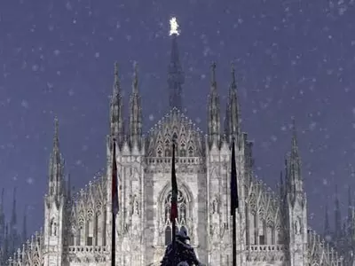 밀라노 두오모 성당에 내리는 눈