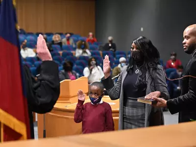 유리천장 깬 헨드릭슨 귀넷의장 선서식