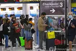 코로나19 확산에도 여행객들로 북적이는 미국 공항