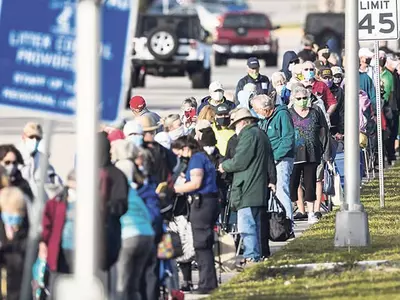 “14시간 기다려 겨우 접종 받았어요”