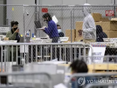 개표 업무 진행하는 조지아주 선거 관리 직원들